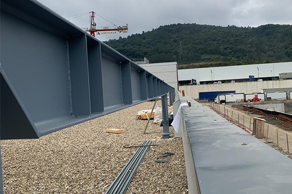 Cobertura de edifício em estrutura metálica