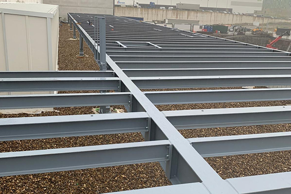 Cobertura de edifício em estrutura metálica
