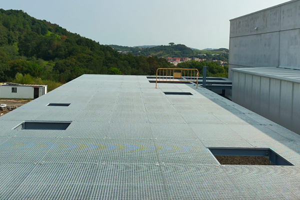 Cobertura de edifício em estrutura metálica